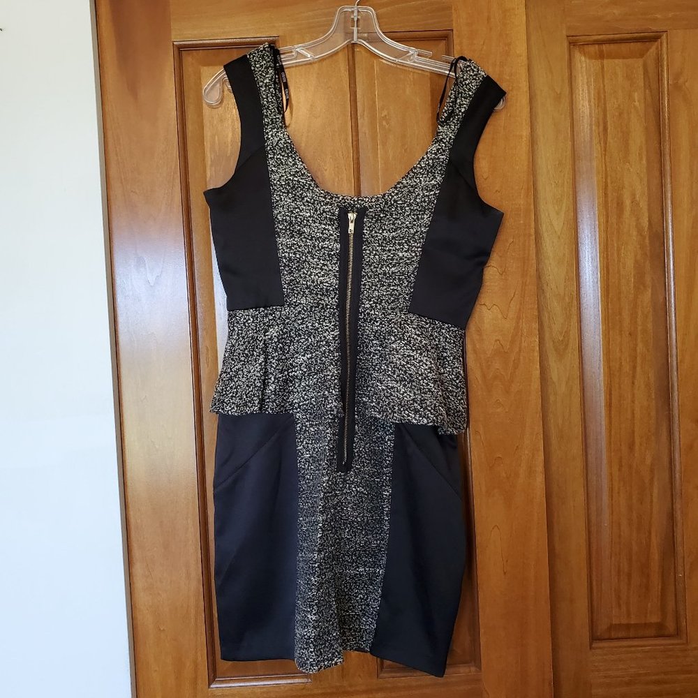 Xoxo Black and gold dress. Size 5/6 size small. Heathered stitching. Like new - Picture 6 of 7